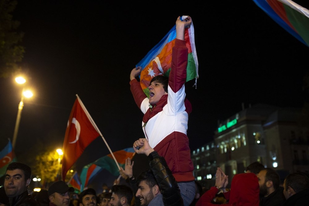 Azerbaycanlılar, varılan anlaşmayı meydanlarda kutladı! 1