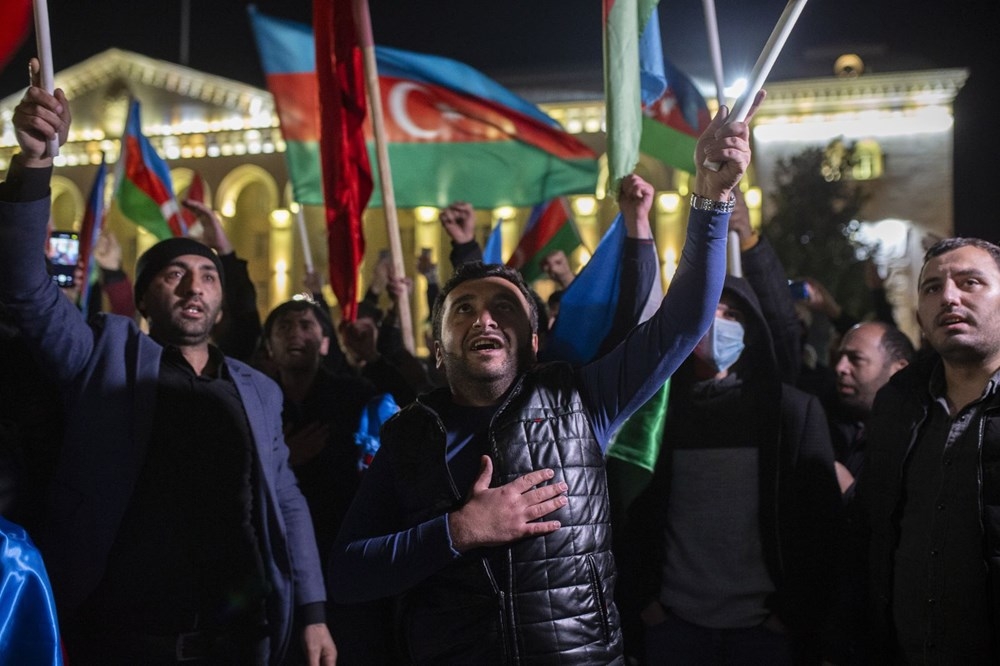 Azerbaycanlılar, varılan anlaşmayı meydanlarda kutladı! 10