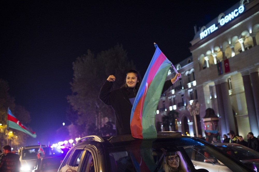 Azerbaycanlılar, varılan anlaşmayı meydanlarda kutladı! 11
