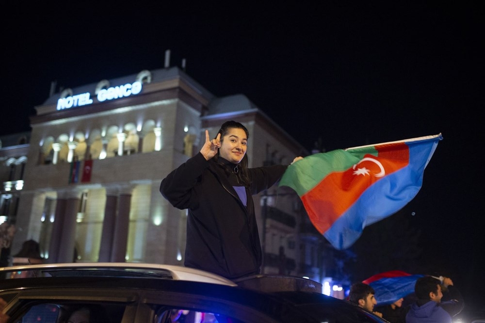 Azerbaycanlılar, varılan anlaşmayı meydanlarda kutladı! 12