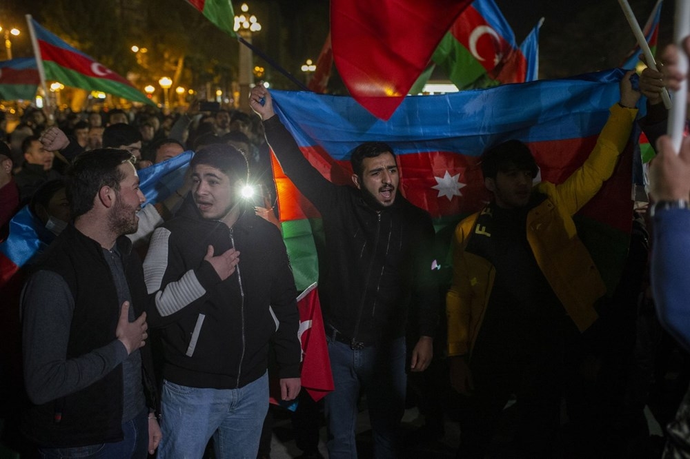 Azerbaycanlılar, varılan anlaşmayı meydanlarda kutladı! 13