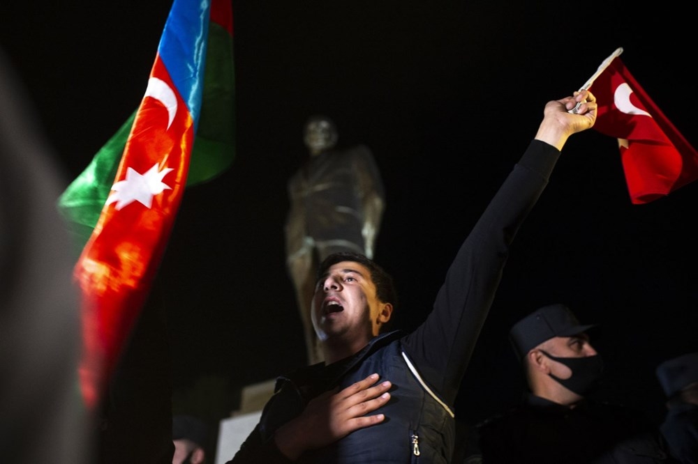 Azerbaycanlılar, varılan anlaşmayı meydanlarda kutladı! 14