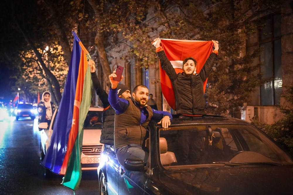Azerbaycanlılar, varılan anlaşmayı meydanlarda kutladı! 16