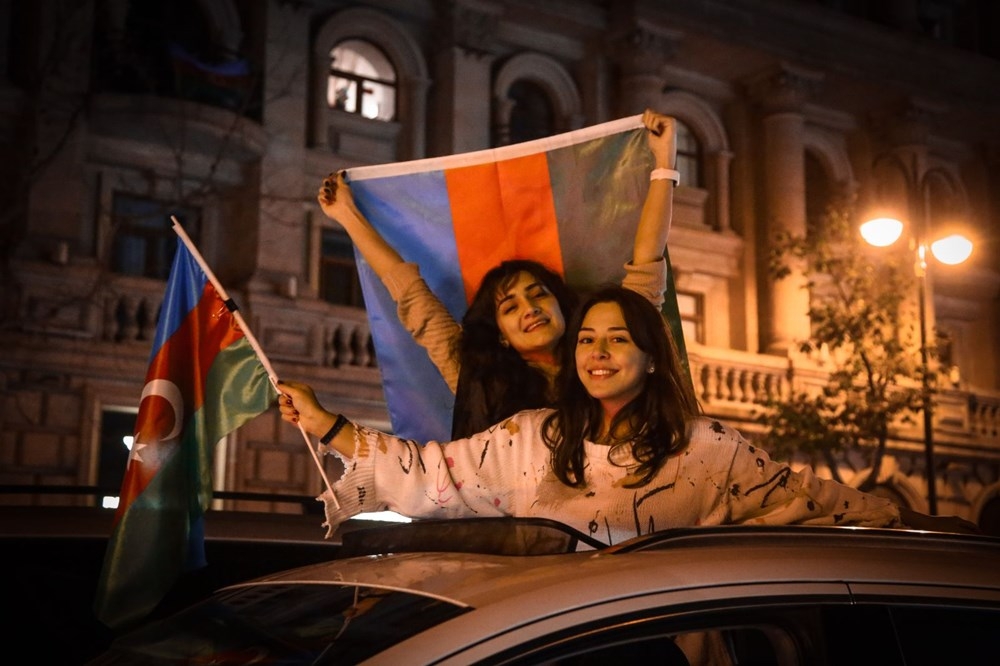 Azerbaycanlılar, varılan anlaşmayı meydanlarda kutladı! 17