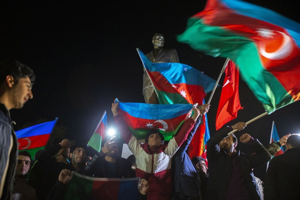 Azerbaycanlılar, varılan anlaşmayı meydanlarda kutladı! 2