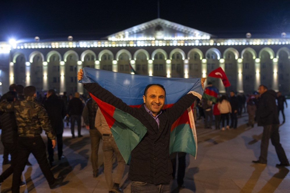 Azerbaycanlılar, varılan anlaşmayı meydanlarda kutladı! 3