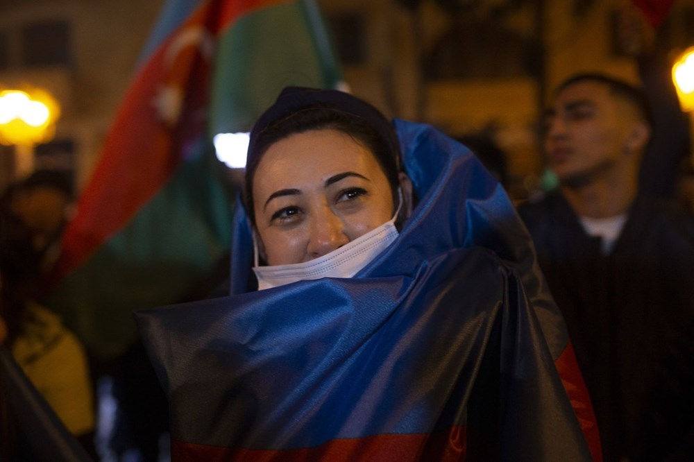 Azerbaycanlılar, varılan anlaşmayı meydanlarda kutladı! 4