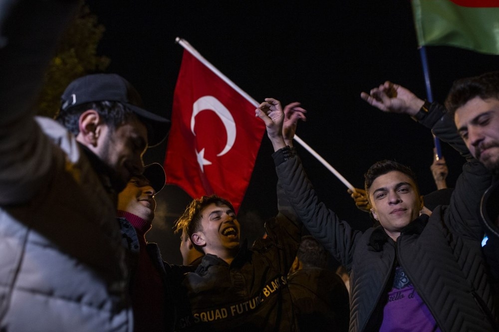 Azerbaycanlılar, varılan anlaşmayı meydanlarda kutladı! 5
