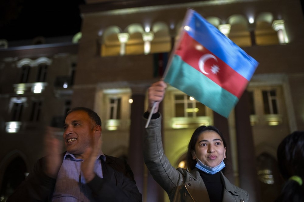 Azerbaycanlılar, varılan anlaşmayı meydanlarda kutladı! 6