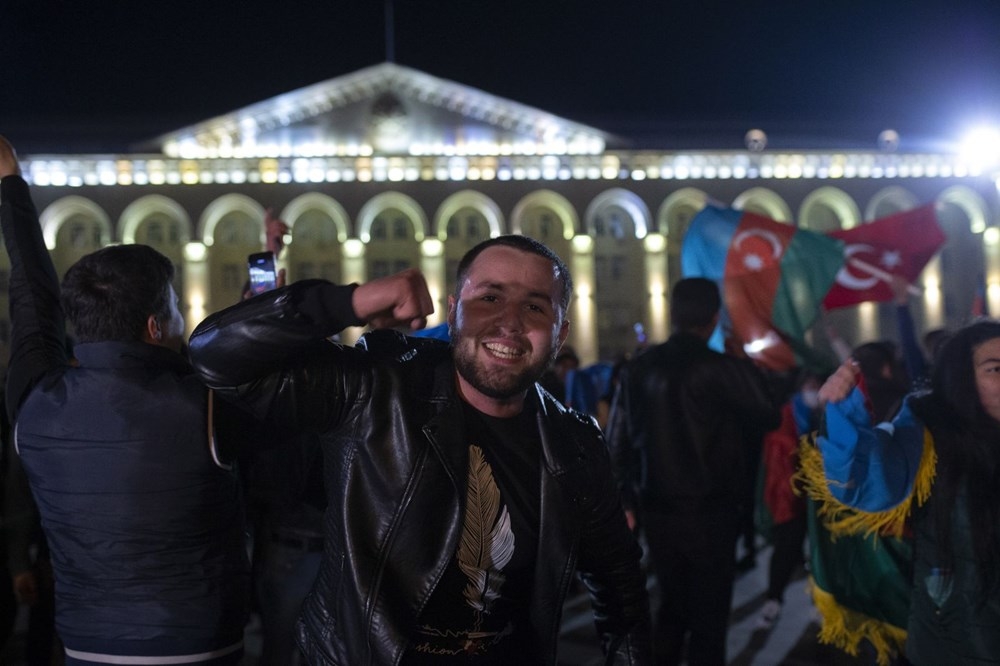 Azerbaycanlılar, varılan anlaşmayı meydanlarda kutladı! 7