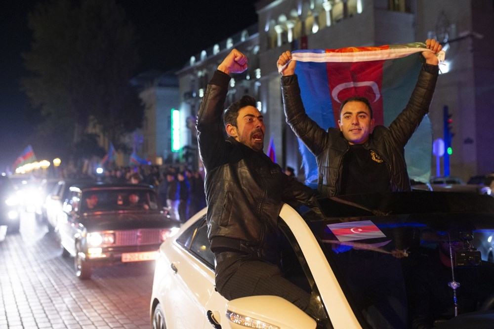 Azerbaycanlılar, varılan anlaşmayı meydanlarda kutladı! 8