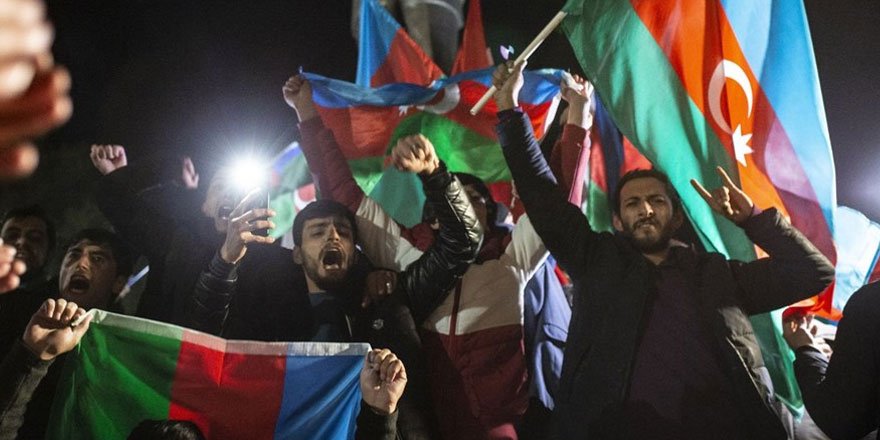 Azerbaycanlılar, varılan anlaşmayı meydanlarda kutladı!