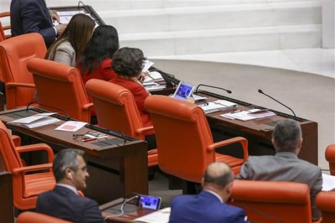 Vekiller Davutoğlu'nun konuşmasını cep telefonundan izledi. 1