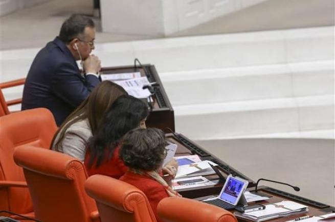 Vekiller Davutoğlu'nun konuşmasını cep telefonundan izledi. 2