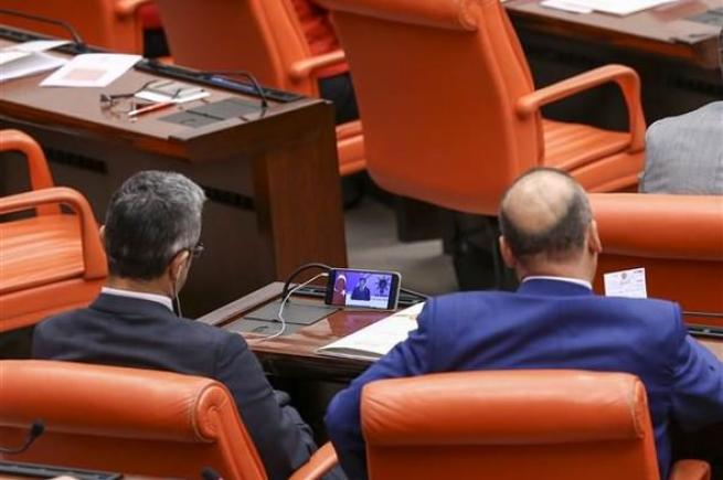 Vekiller Davutoğlu'nun konuşmasını cep telefonundan izledi. 3