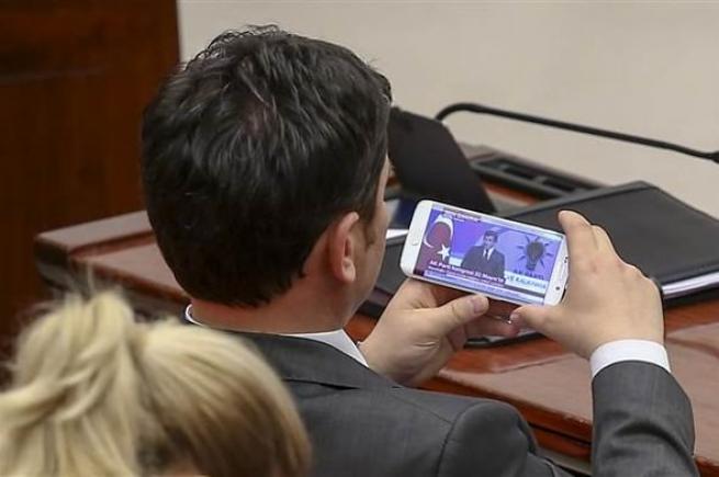 Vekiller Davutoğlu'nun konuşmasını cep telefonundan izledi. 4