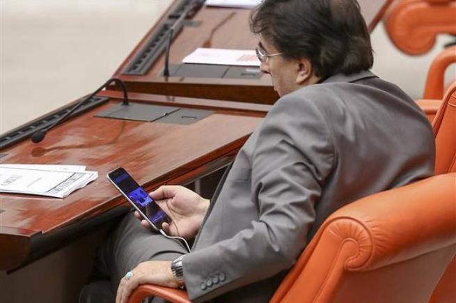 Vekiller Davutoğlu'nun konuşmasını cep telefonundan izledi. 5