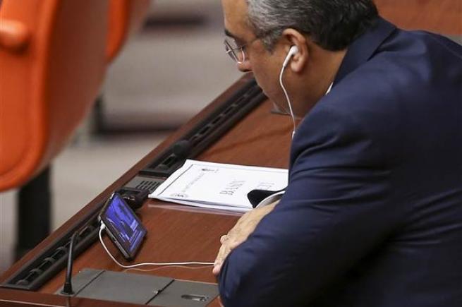 Vekiller Davutoğlu'nun konuşmasını cep telefonundan izledi. 6