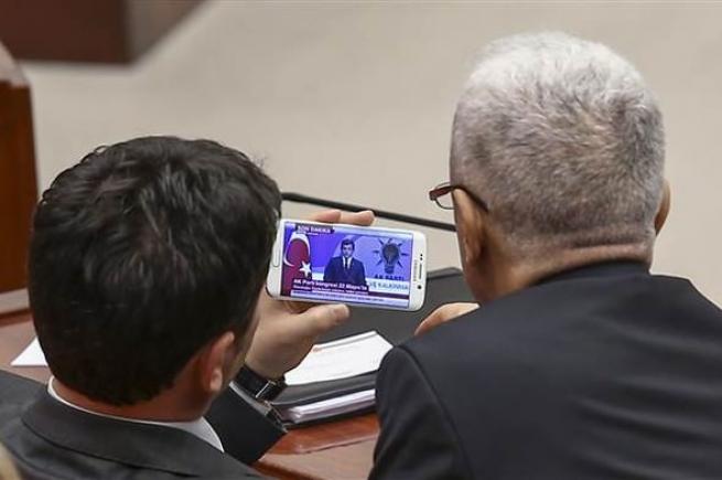 Vekiller Davutoğlu'nun konuşmasını cep telefonundan izledi. 7