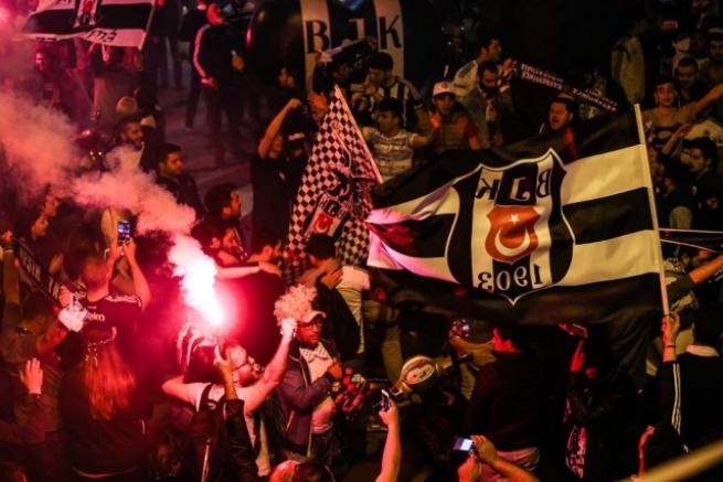 Beşiktaşlılar olası şampiyonluğu kutlamaya başladı 11