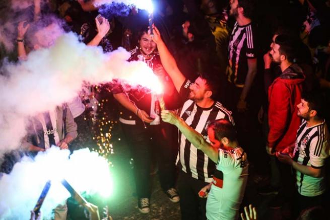 Beşiktaşlılar olası şampiyonluğu kutlamaya başladı 12