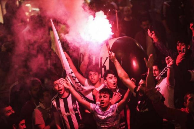 Beşiktaşlılar olası şampiyonluğu kutlamaya başladı 13