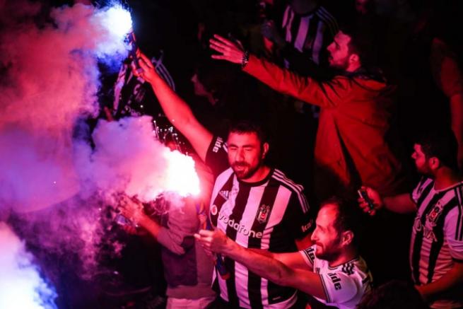Beşiktaşlılar olası şampiyonluğu kutlamaya başladı 2