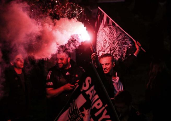 Beşiktaşlılar olası şampiyonluğu kutlamaya başladı 8