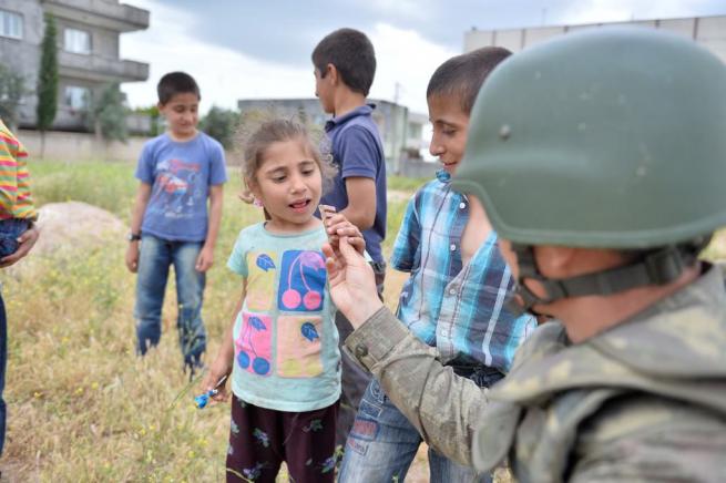 Teröristler susuz bıraktı, güvenlik güçleri yardıma koştu 10