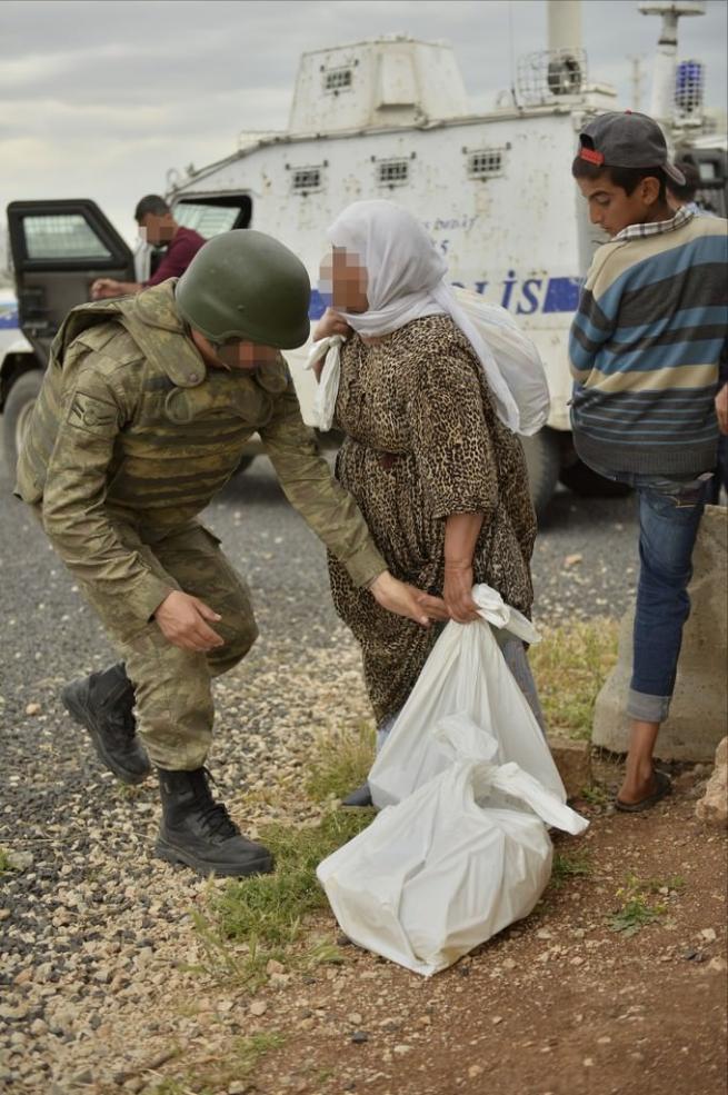 Teröristler susuz bıraktı, güvenlik güçleri yardıma koştu 11