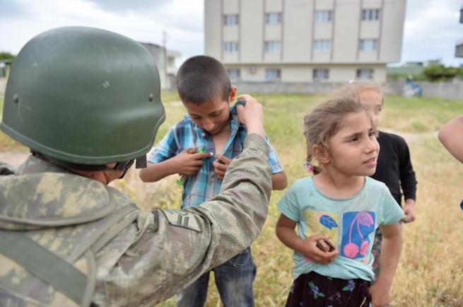 Teröristler susuz bıraktı, güvenlik güçleri yardıma koştu 13