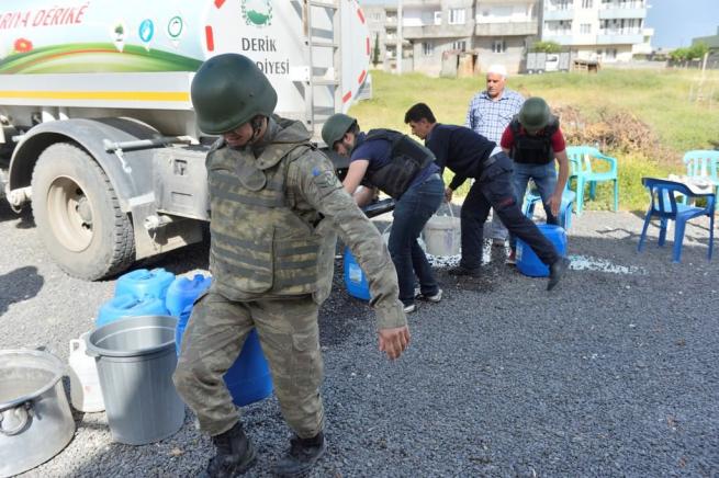 Teröristler susuz bıraktı, güvenlik güçleri yardıma koştu 3