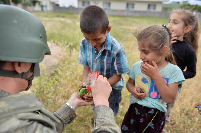 Teröristler susuz bıraktı, güvenlik güçleri yardıma koştu 8