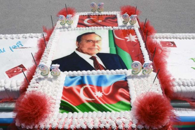 Aliyev için 93 metrelik pasta 11