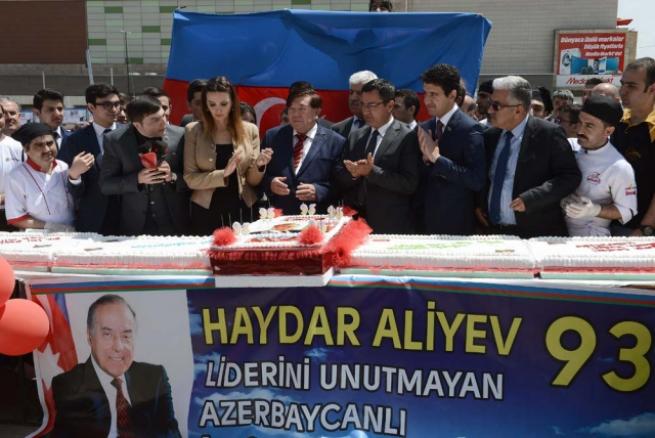 Aliyev için 93 metrelik pasta 7