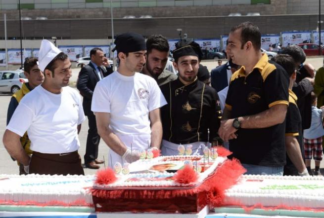 Aliyev için 93 metrelik pasta 8