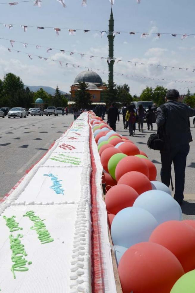 Aliyev için 93 metrelik pasta 9