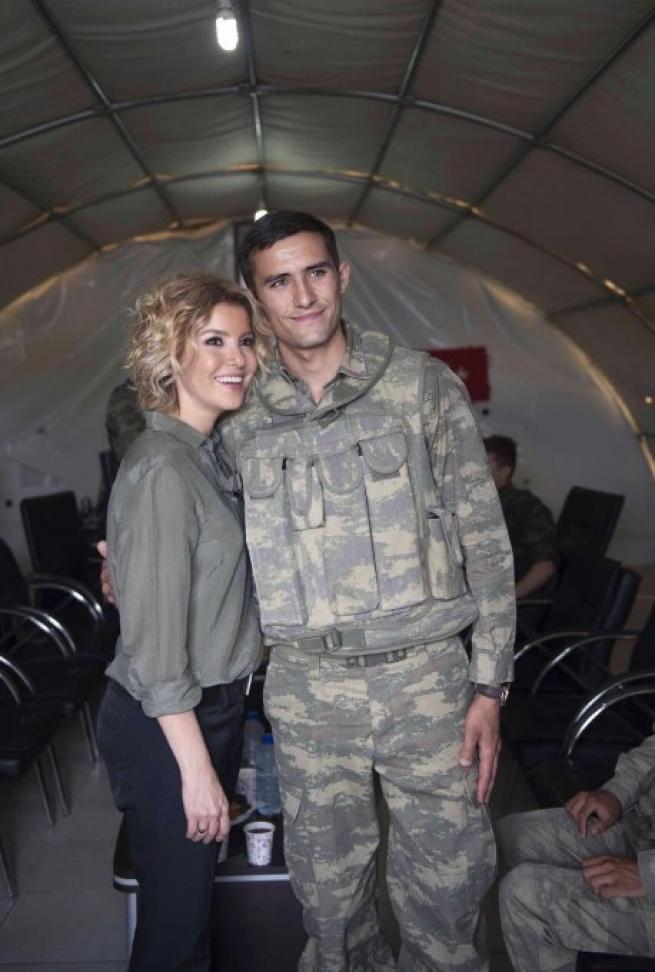 Gülben Ergen'den askere moral ziyareti 10