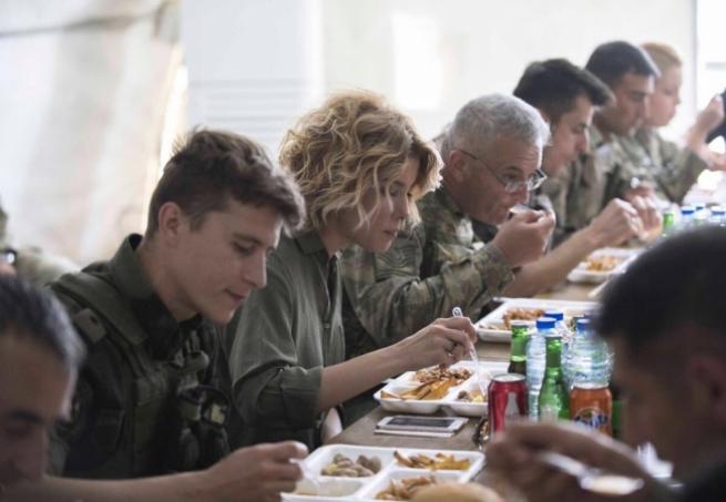 Gülben Ergen'den askere moral ziyareti 12