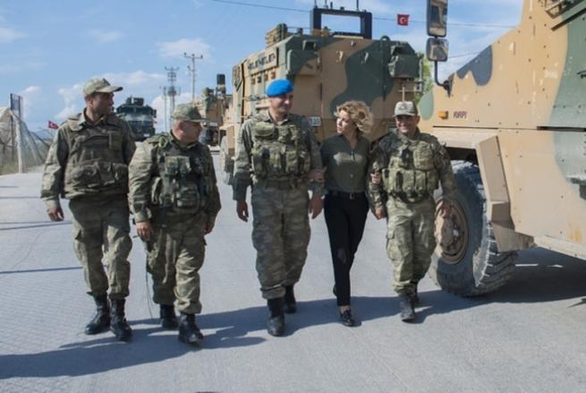 Gülben Ergen'den askere moral ziyareti 3