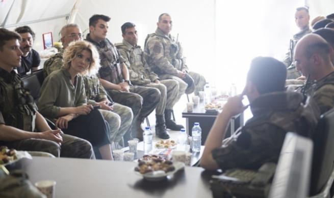 Gülben Ergen'den askere moral ziyareti 5