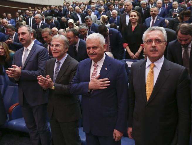 AK Parti'liler Yıldırım'ı böyle kutladı 1