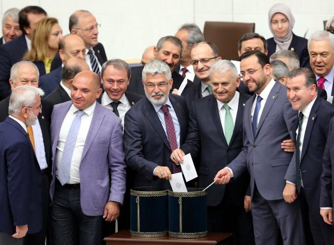 Meclis'te Binali Yıldırım'a büyük ilgi 8