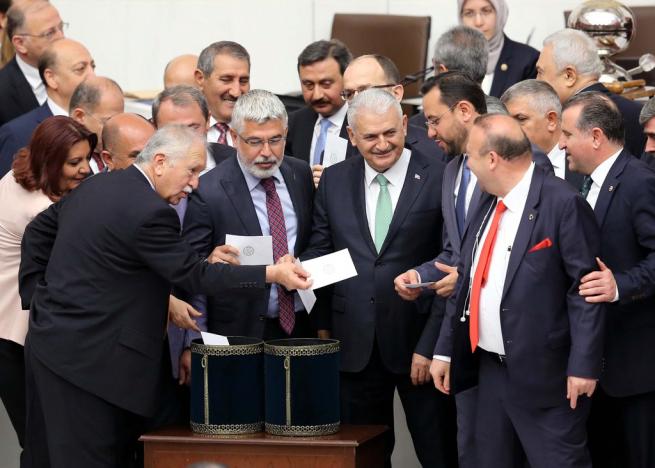 Meclis'te Binali Yıldırım'a büyük ilgi 9