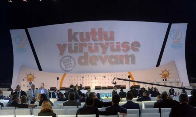 AK Parti Kongresi'nde dikkat çeken pankartlar 1