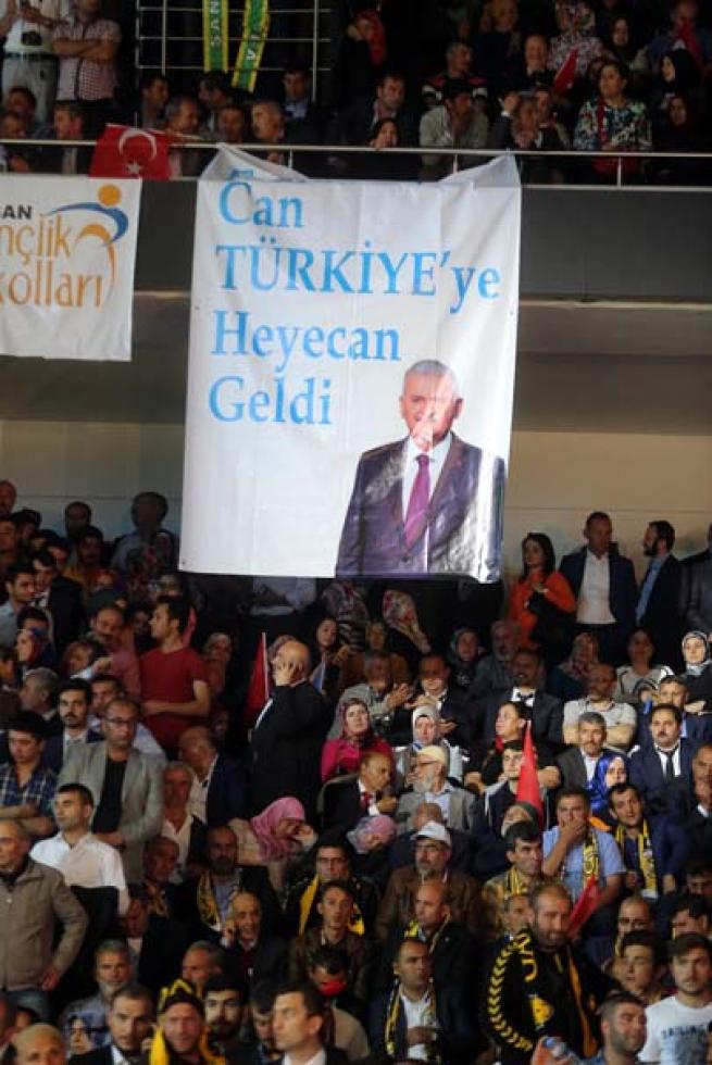 AK Parti Kongresi'nde dikkat çeken pankartlar 3