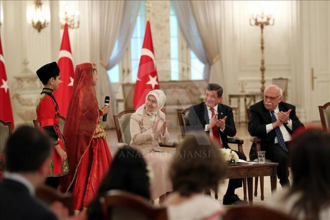 Başbakan Davutoğlu, 23 Nisan Çocuk Şenliği'ne katılacak çocukları kabul 1