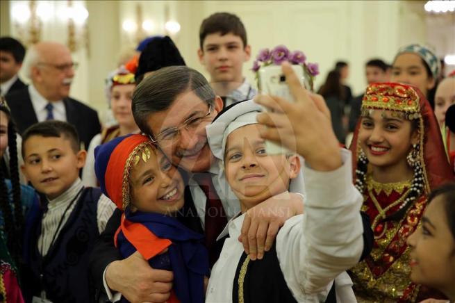 Başbakan Davutoğlu, 23 Nisan Çocuk Şenliği'ne katılacak çocukları kabul 13
