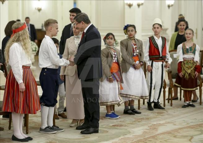 Başbakan Davutoğlu, 23 Nisan Çocuk Şenliği'ne katılacak çocukları kabul 4