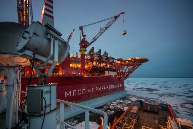 Rusya'nın kutuplardaki ilk petrol platformu ''Prirazlomnaya'' 13